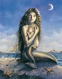 36 - Según otra versión mitológica de la leyenda de Semíramis, fue hija de una diosa siria llamada Derceto, de rostro de mujer y cuerpo de pez, que la abandonó en el desierto para que pereciese.