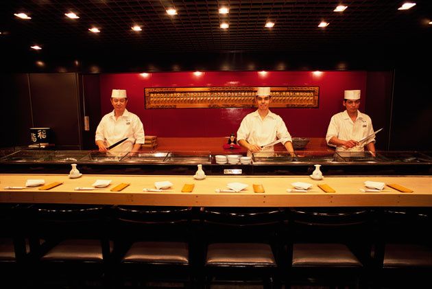 17 - Maestros de sushi en un restaurante