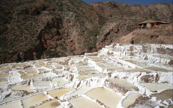 01 - Maras y Moray: la generosidad de la tierra - Este sitio se encuentra cerca del Cusco, en el Perú. A primera vista pareciera una especie de anfiteatro, conformado de varios andenes circulares, situado a 3.500 msnm. Los restos arqueológicos de Moray se encuentran ubicados a 7 kilómetros de Maras, en el Valle Sagrado de los Incas, a 38 km al noroeste del Cusco. Es posible de llegar a Moray a través del camino que parte del pueblo o directamente desde un desvío de la carretera principal.