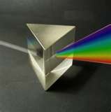 05 - La luz blanca puede ser descompuesta en todos los colores (espectro) por medio de un prisma. En la naturaleza esta descomposición da lugar al arco iris.